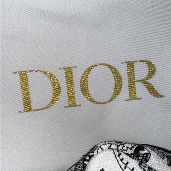 Black and White cosmetic Pouch - Picture 4 of 13